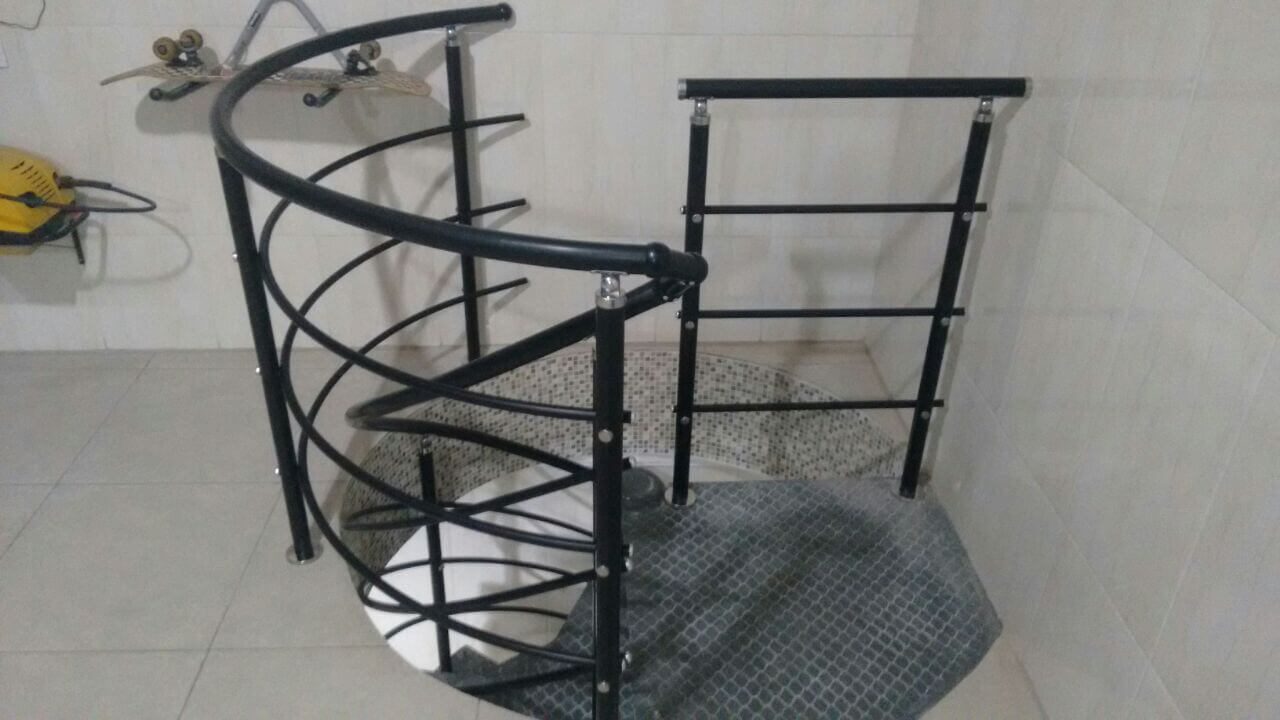 Corrimão de alumínio para escada caracol com 3 travessas